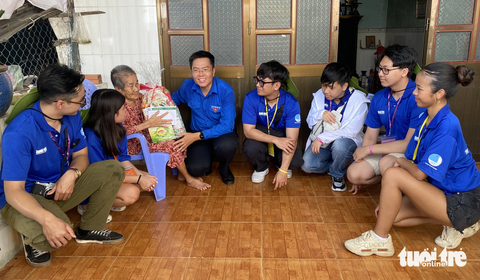 Trại hè vun đắp tình yêu quê hương - Ảnh 4. Trại sinh dự trại hè đến thăm, tặng quà hộ gia đình chính sách tại xã đảo Thạnh An (huyện Cần Giờ) - Ảnh: BÌNH MINH
