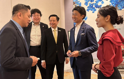 Hạ nghị sĩ Yoichiro Aoyagi, trưởng Ban tổ chức Lễ hội Việt Nam tại Nhật, trao đổi với lãnh đạo Saigontourist Group và VNA tại sự kiện - Ảnh: X.T Hạ nghị sĩ Yoichiro Aoyagi (thứ 2 từ phải sang), trưởng ban tổ chức Lễ hội Việt Nam tại Nhật, trao đổi với lãnh đạo Saigontourist Group và VNA tại sự kiện - Ảnh: X.T