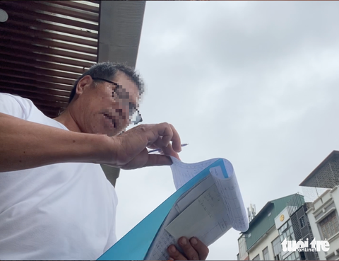 ‘Cò’ tái xuất trước cổng viện ‘mời’ gửi xe với giá hàng trăm ngàn đồng/lượt - Ảnh 2. Trên đường Phương Mai có điểm trông giữ xe trên vỉa hè thu với mức 50.000 đồng/lượt