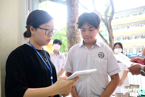 Học sinh tham gia kỳ ganh đua nhập lớp 10 năm 2023 bên trên TP. hà Nội - Ảnh: NGUYÊN BẢO