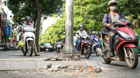 Ba kiến nghị cho thành phố - Ảnh 1. Vỉa hè bong tróc trên đường Võ Thị Sáu (TP.HCM) vào chiều 12-7 - Ảnh: PHƯƠNG QUYÊN