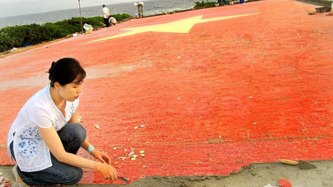 Tôi gửi hồn vào lá cờ Tổ quốc giữa Trường Sa - Ảnh 1. Họa sĩ Thu Thủy khi thi công lá cờ gốm trên đảo Trường Sa Lớn - Ảnh: NVCC
