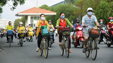 Mùa rải đơn xin việc - Ảnh 1. Công nhân Khu chế xuất Tân Thuận (quận 7, TP.HCM) ra về sau giờ làm việc - Ảnh: D.PHAN