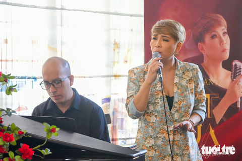 Hương Giang hát ca khúc "Chưa bao giờ", chạm đến khán giả trong từng câu hát: "Bây giờ anh biết vì sao, gặp nhau biển xô sóng trào"... - Ảnh: HỮU HẠNH Hương Giang hát ca khúc "Chưa bao giờ", chạm đến khán giả trong từng câu hát: "Bây giờ anh biết vì sao, gặp nhau biển xô sóng trào"... - Ảnh: HỮU HẠNH