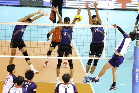 Hạ Đài Bắc Trung Hoa, bóng chuyền nam Việt Nam lập kì tích vào bán kết AVC Challenge Cup - Ảnh 1. Tuyển bóng chuyền nam Việt Nam (áo xanh) có chiến thắng thuyết phục trước Đài Bắc Trung Hoa - Ảnh: AVC