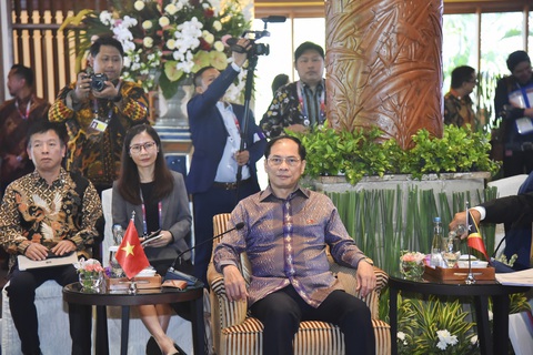Ngoại trưởng ASEAN quan ngại vì diễn biến phức tạp ở Myanmar - Ảnh 2. Bộ trưởng Bộ Ngoại giao Bùi Thanh Sơn tại phiên họp hẹp - Ảnh: Bộ Ngoại giao cung cấp