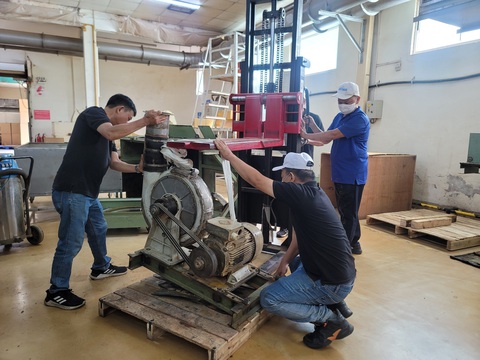Nhà máy thuốc lá Khatoco di dời ra khỏi TP Nha Trang - Ảnh 1. Các nhân viên kỹ thuật tháo dỡ máy móc, thiết bị để di dời Nhà máy thuốc lá Khatoco ra khỏi TP Nha Trang - Ảnh: TRẦN HƯỚNG