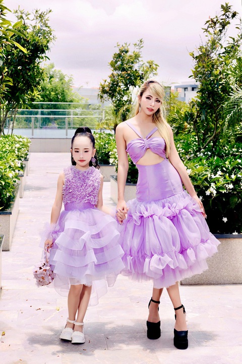 Võ Hoàng Yến hóa 'barbie girl' đọ sắc mẫu nhí 15 tuổi cao 1m75 - Ảnh 5. Ca sĩ Quinn Hiền Mai và mẫu nhí Huyền My hóa búp bê mở màn show diễn