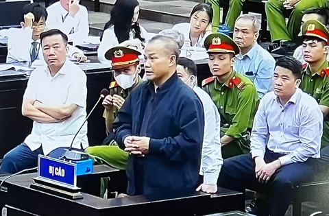 Cựu thứ trưởng Tô Anh Dũng nói ‘không có mưu đồ, không đòi hỏi’ khi nhận 21,5 tỉ - Ảnh 2. Cựu đại sứ Vũ Hồng Nam trả lời xét hỏi tại phiên tòa xử vụ "chuyến bay giải cứu" - Ảnh: DANH TRỌNG