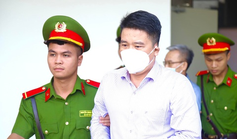 Cựu phó chủ tịch Quảng Nam khai nghĩ tiền doanh nghiệp đưa không phải ngân sách nên mới nhận - Ảnh 1. Cựu phó chủ tịch tỉnh Quảng Nam được dẫn giải đến phiên tòa xử vụ chuyến bay giải cứu - Ảnh: DANH TRỌNG