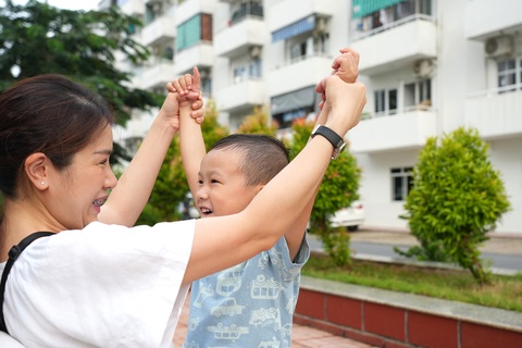 Được gỡ vướng, tăng tốc làm nhà ở xã hội - Ảnh 2. Hai mẹ con chị Nguyễn Thị Thanh Trâm cùng vui đùa trong khu công viên nội bộ của chung cư Lê Thành (quận Bình Tân, TP.HCM) - Ảnh: HỮU HẠNH