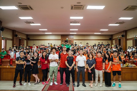 Sao VBA truyền cảm hứng bóng rổ cho sinh viên Ngoại thương Hà Nội - Ảnh 5. Dàn khách mời ghi lại kỷ niệm với toàn bộ người có mặt trong hội trường - Ảnh: VBA
