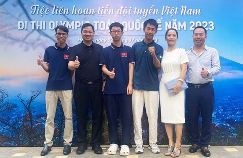 Hai anh em ruột cùng đoạt huy chương vàng Toán quốc tế - Ảnh 1. Nguyễn An Thịnh (thứ ba từ trái sang) cùng người thân và thầy giáo trong một buổi liên hoan trước khi lên đường tham gia cuộc thi Olympic Toán quốc tế 2023 - Ảnh: X.HOA