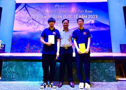 Hai anh em ruột cùng đoạt huy chương vàng Toán quốc tế - Ảnh 3. Thí sinh Nguyễn An Thịnh (bìa phải) vừa xuất sắc đoạt huy chương vàng và thí sinh Nguyễn Đình Kiên (bìa trái) cũng giành được huy chương bạc Olympic Toán quốc tế 2023 tổ chức tại Nhật Bản - Ảnh: X.HOA