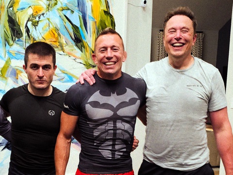 Tỉ phú Elon Musk (phải) chụp ảnh cùng các võ sĩ trong một buổi tập luyện - Ảnh: Independent Tỉ phú Elon Musk (phải) chụp ảnh cùng các võ sĩ trong một buổi tập luyện - Ảnh: Independent