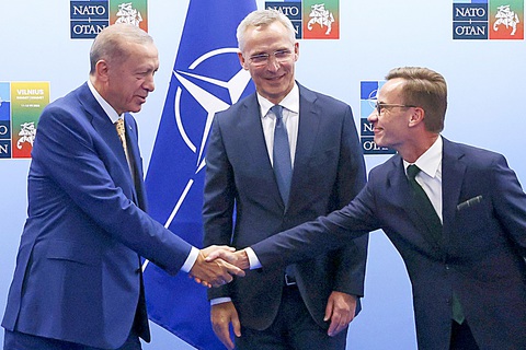 NATO và bài toán liên minh - Ảnh 1. Tổng thống Thổ Nhĩ Kỳ Tayyip Erdogan (trái) bắt tay Thủ tướng Thụy Điển Ulf Kristersson trước khi dự họp cùng Tổng thư ký NATO Jens Stoltenberg tại Vilnius ngày 10-7 - Ảnh: AFP