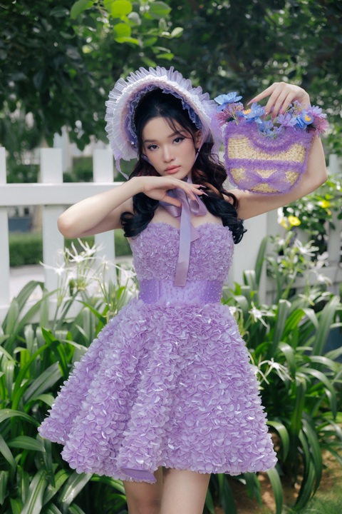Võ Hoàng Yến hóa 'barbie girl' đọ sắc mẫu nhí 15 tuổi cao 1m75 - Ảnh 6. Mẫu nhí Chúc Anh gây chú ý với chiều cao nổi bật 1m75 và phong thái chuyên nghiệp không kém cạnh đàn chị Võ Hoàng Yến