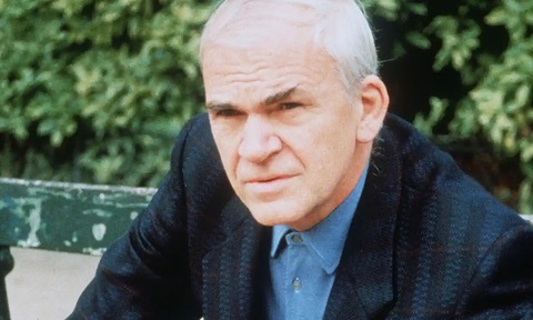 Milan Kundera vào năm 2002, ông giữ thông tin tiểu sử của mình ở mức tối thiểu và ít khi trả lời phỏng vấn - Ảnh: AFP Milan Kundera vào năm 2002, ông giữ thông tin tiểu sử của mình ở mức tối thiểu và ít khi trả lời phỏng vấn - Ảnh: AFP