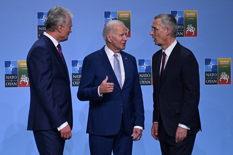 NATO nói bị Trung Quốc thách thức, Bắc Kinh đáp trả - Ảnh 1. Tổng thống Litthuania Gitanas Nauseda (bìa trái), Tổng thống Mỹ Joe Biden (giữa) và Tổng thư ký NATO Jens Stoltenberg tại hội nghị thượng đỉnh NATO ở Vilnius, Lithuania (Litva) ngày 11-7 - Ảnh: REUTERS