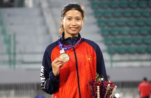 Nguyễn Thị Hường lần đầu giành huy chương châu Á - Ảnh 2. Nguyễn Thị Hường trên bục nhận HCĐ giải vô địch điền kinh châu Á 2023 - Ảnh: NAM TRUNG