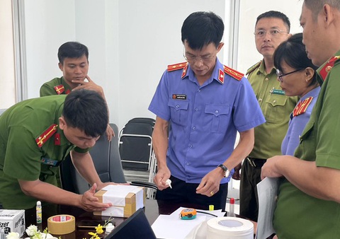 4/5 vật hình tròn nghi trứng vích du khách mang từ Côn Đảo là trứng vích - Ảnh 1. Niêm phong 5 vật hình tròn nghi trứng vích để giám định. Kết quả 4/5 vật là trứng vích - Ảnh: Cơ quan chức năng cung cấp