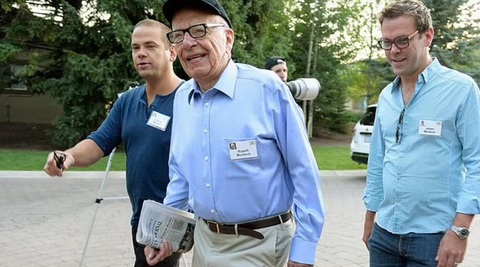 Trại hè tỉ phú và những cú bắt tay bạc tỉ - Ảnh 6. Ông trùm truyền thông Rupert Murdoch cùng hai con trai Lachlan (trái) và James (phải) tại hội nghị mùa hè thường niên của Allen & Co - Ảnh: DAILY MAIL