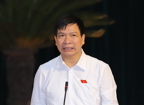 Thanh Hóa thiếu 6.884 giáo viên, chất lượng dạy và học ngoại ngữ còn thấp - Ảnh 2. Ông Trần Văn Thức - giám đốc Sở Giáo dục và Đào tạo Thanh Hóa - trả lời chất vấn tại kỳ họp thứ 14, HĐND tỉnh khóa XVIII - Ảnh: HÀ ĐỒNG