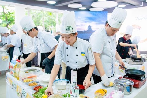 Sinh viên Quản trị nhà hàng HUTECH chinh phục thị trường F&B ‘khó tính’ - Ảnh 3. Sinh viên Quản trị nhà hàng HUTECH chinh phục thị trường F&B ‘khó tính’ - Ảnh 3.