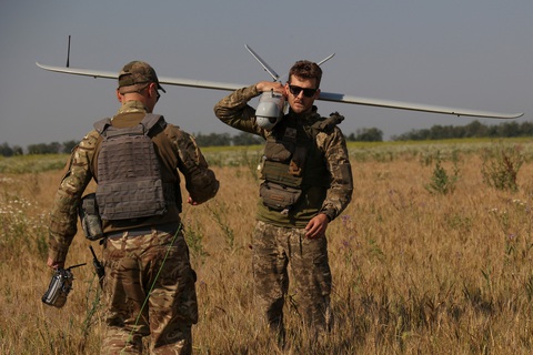 Nga nói Ukraine mất hơn 2 vạn quân khi phản công - Ảnh 1. Quân nhân Ukraine chuẩn bị phóng máy bay không người lái trinh sát gần tiền tuyến ở khu vực Donetsk, đông Ukraine hôm 6-7 - Ảnh: REUTERS