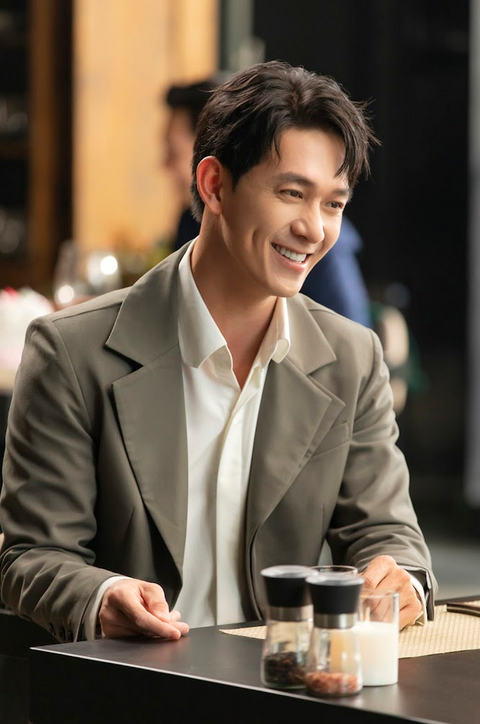 Nam ca sĩ sở hữu visual thu hút cùng nụ cười tỏa nắng. Với lyrics buồn đến xé lòng nhưng Song Luân đã quyết định viết nên cái kết mới cho các nhân vật trong phim “Nhà bà Nữ”