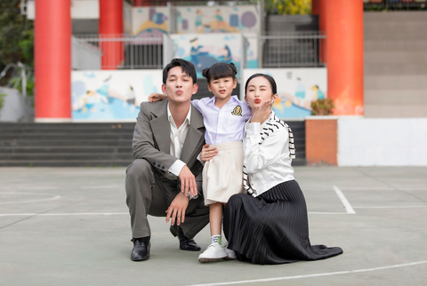 Song Luân khiến khán giả bồi nhớ lại những khoảnh khắc hạnh phúc của nhân vật John và Ngọc Nhi Song Luân khiến khán giả bồi hồi nhớ lại những khoảnh khắc hạnh phúc của nhân vật John và Ngọc Nhi
