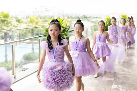 Võ Hoàng Yến hóa 'barbie girl' đọ sắc mẫu nhí 15 tuổi cao 1m75 - Ảnh 4. Dàn mẫu nhí trong thiết kế chủ đề Purple love