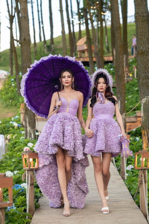 Võ Hoàng Yến hóa 'barbie girl' đọ sắc mẫu nhí 15 tuổi cao 1m75 - Ảnh 2. Siêu mẫu kỳ cựu Võ Hoàng Yến phối hợp cực ăn ý với mẫu nhí 15 tuổi Chúc Anh