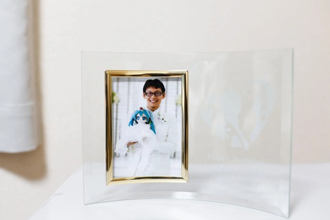 Thanh niên Nhật kết hôn với nhân vật hư cấu vì áp lực xã hội - Ảnh 1. Bức ảnh cưới của anh Akihiko và "người vợ ảo" Miku hồi tháng 11-2018 - Ảnh: NEW YORK TIMES