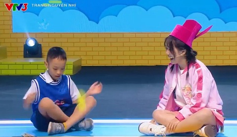 Khó giải bài toán truyền hình thiếu nhi - Ảnh 1. MC Hậu Hoàng cùng một bạn nhỏ chơi banh đũa trong chương trình Trạng nguyên nhí - Ảnh: VTV