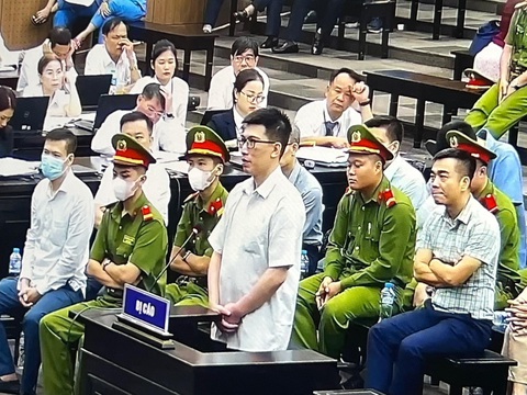 Cựu trợ lý nguyên phó thủ tướng Phạm Bình Minh nhận hối lộ 4,2 tỉ, có đưa cho ai khác? - Ảnh 2. Ông Nguyễn Quang Linh khai tại tòa - Ảnh: DANH TRỌNG