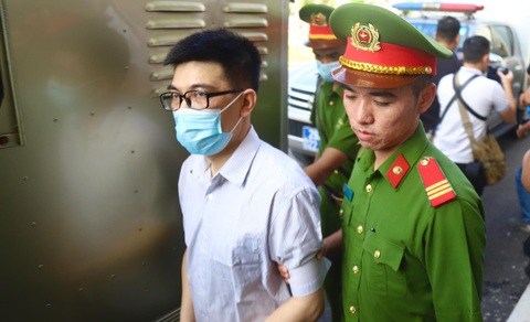 Cựu trợ lý nguyên phó thủ tướng Phạm Bình Minh nhận hối lộ 4,2 tỉ, có đưa cho ai khác? - Ảnh 1. Ông Nguyễn Quang Linh - cựu trợ lý Phó thủ tướng Phạm Bình Minh - được dẫn giải đến tòa - Ảnh: DANH TRỌNG
