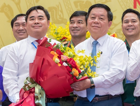 Trưởng Ban Tuyên giáo Trung ương Nguyễn Trọng Nghĩa trao hoa chúc mừng tân chủ tịch Hội Xuất bản Việt Nam Phạm Minh Tuấn - Ảnh: BTC Trưởng Ban Tuyên giáo Trung ương Nguyễn Trọng Nghĩa (bên phải) trao hoa chúc mừng tân Chủ tịch Hội Xuất bản Việt Nam Phạm Minh Tuấn - Ảnh: BTC