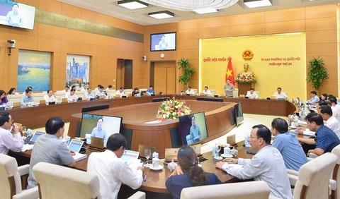 Nóng việc xếp hàng thâu đêm xin học vào lớp 10, doanh nghiệp than phòng cháy, chữa cháy - Ảnh 1. Quang cảnh phiên họp - Ảnh: GIA HÂN