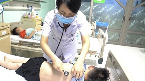 20% ca viêm phổi cộng đồng có thể do vi khuẩn Mycoplasma: Phòng cách nào? - Ảnh 1. Bác sĩ Bệnh viện Nhi trung ương khám cho bệnh nhi viêm phổi thùy do vi khuẩn Mycoplasma pneumoniae - Ảnh: Bệnh viện cung cấp