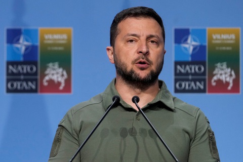 Ông Zelensky trong cuộc họp báo tại Vilnius, Lithuania, ngày 12-7, nơi diễn ra Hội nghị thượng đỉnh NATO - Ảnh: REUTERS Ông Zelensky trong cuộc họp báo tại Vilnius, Lithuania ngày 12-7, nơi diễn ra Hội nghị thượng đỉnh NATO - Ảnh: REUTERS