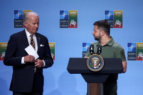 Tổng thống Mỹ Joe Biden (trái) và Tổng thống Ukraine Volodymyr Zelensky tại hội nghị thượng đỉnh NATO - Ảnh: REUTERS Tổng thống Mỹ Joe Biden (trái) và Tổng thống Ukraine Volodymyr Zelensky tại hội nghị thượng đỉnh NATO - Ảnh: REUTERS
