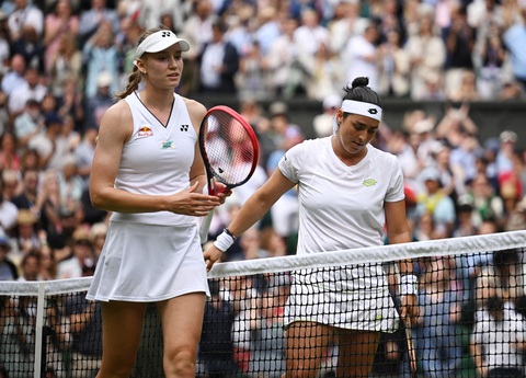 Đương kim vô địch bị loại ở tứ kết Wimbledon 2023 - Ảnh 1. Rybakina (trái) nhận thua trước Jabeur - Ảnh: REUTERS