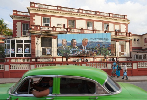 Hình ảnh cố Chủ tịch Cuba Fidel Castro, cựu Chủ tịch Cuba Raul Castro và Chủ tịch Cuba Miguel Diaz-Canel ở Havana, Cuba, hồi tháng 4-2023 - Ảnh: REUTERS Hình ảnh cố Chủ tịch Cuba Fidel Castro, cựu Chủ tịch Cuba Raul Castro và Chủ tịch Cuba Miguel Diaz-Canel ở Havana, Cuba, hồi tháng 4-2023 - Ảnh: REUTERS