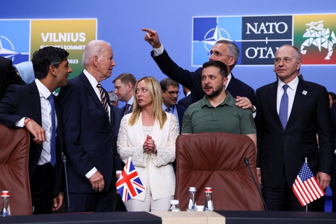 Lãnh đạo Ukraine, Anh, Mỹ, Ý và Tổng thư ký NATO tại cuộc họp của hội đồng NATO-Ukraine ngày 12-7 - Ảnh: REUTERS Lãnh đạo Ukraine, Anh, Mỹ, Ý và tổng thư ký NATO tại cuộc họp của hội đồng NATO - Ukraine ngày 12-7 - Ảnh: REUTERS