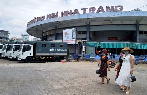 Cơ quan trung ương đề nghị giải quyết kiến nghị mở lại chợ Đầm tròn Nha Trang - Ảnh 1. Chợ Đầm tròn Nha Trang (Khánh Hòa) đã bị UBND TP Nha Trang đóng toàn bộ cửa vào bên trong chợ kể từ ngày 1-6-2021 đến nay - Ảnh: PHAN SÔNG NGÂN