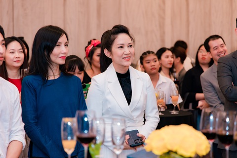 Lần cuối của Gặp gỡ mùa thu - Ảnh 4. Diễn viên Trần Nữ Yên Khê và bà Nguyễn Thị Thanh Thúy, phó giám đốc Sở Văn hóa và Thể thao TP.HCM - Ảnh: BTC