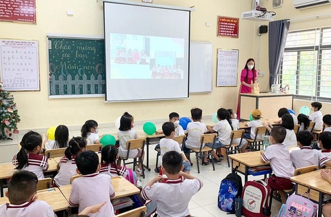 Năm học 2023-2024 tăng 35 ngàn học sinh, TP.HCM có đủ phòng học? - Ảnh 1. Một tiết học của học sinh Trường tiểu học, THCS, THPT Ngô Thời Nhiệm, quận Bình Tân, TP.HCM. Ngôi trường có 3.000 chỗ học đã giải quyết được phần nào áp lực thiếu chỗ học vì số dân cơ học tăng cao ở quận này - Ảnh: Nhà trường cung cấp