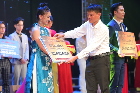 Sinh viên ĐH Duy Tân trở thành Á quân 2 cuộc thi tài năng âm nhạc Việt 2023 - Ảnh 1. Kim Thoa xuất sắc trở thành á quân 2 dòng nhạc dân ca - trữ tình tại cuộc thi Tài năng âm nhạc Việt