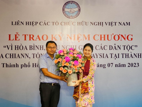 Ông Trương Minh Tước Nguyên - Phó Bí thư Thành Đoàn TP.HCM trao hoa và quà cho bà Wong - Ảnh: NGỌC ĐỨC Ông Trương Minh Tước Nguyên - phó bí thư Thành Đoàn TP.HCM - trao hoa và quà cho bà Wong - Ảnh: NGỌC ĐỨC